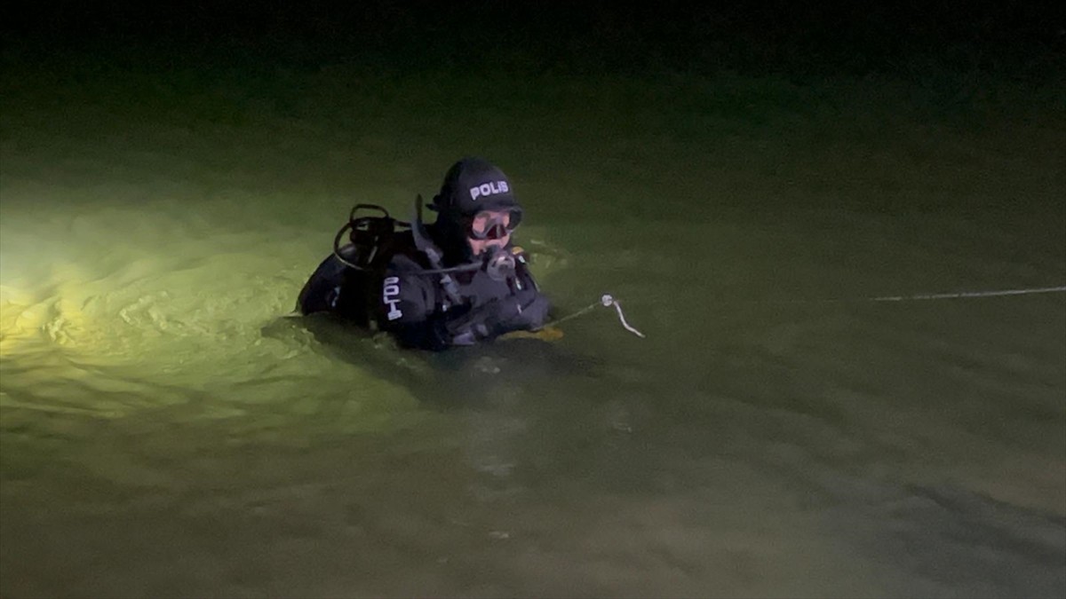 Niğde'de baraj gölünde kaybolan çocuğun cesedine ulaşıldı. Mersin Emniyet Müdürlüğüne bağlı dalgıç...