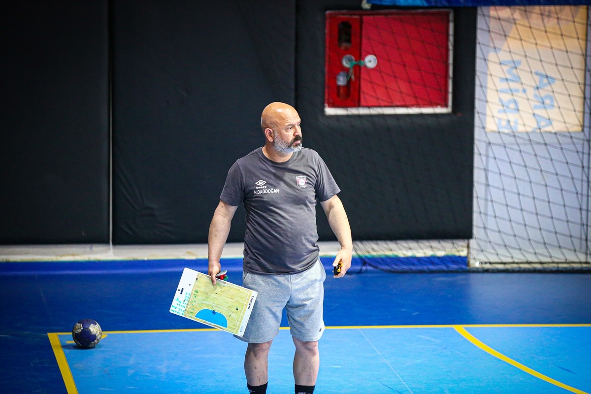 Normal sezonu 3. sırada tamamladığı Hentbol Kadınlar Süper Ligi'nde play-off finalisti olan Adana...