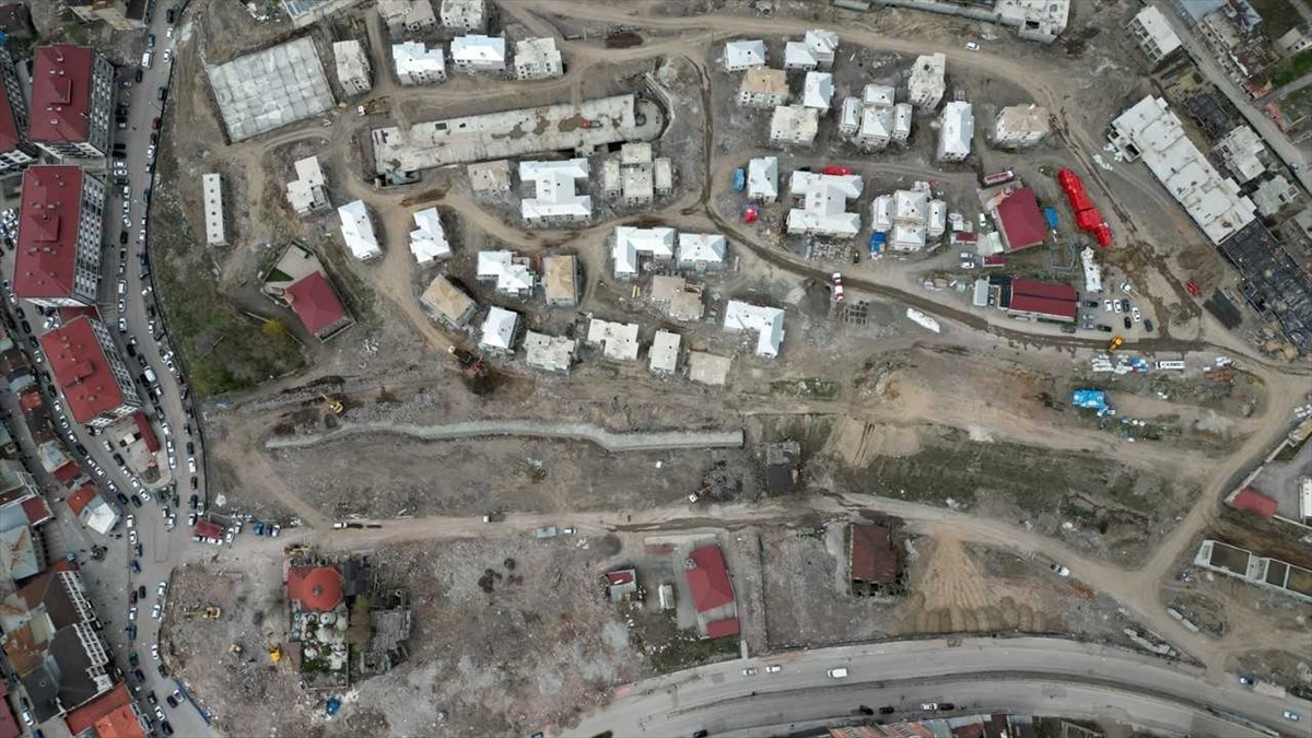 Olası depreme karşı kentsel dönüşüm çalışmalarının sürdüğü Erzurum'daki Hacı Cuma Mahallesi'nde...