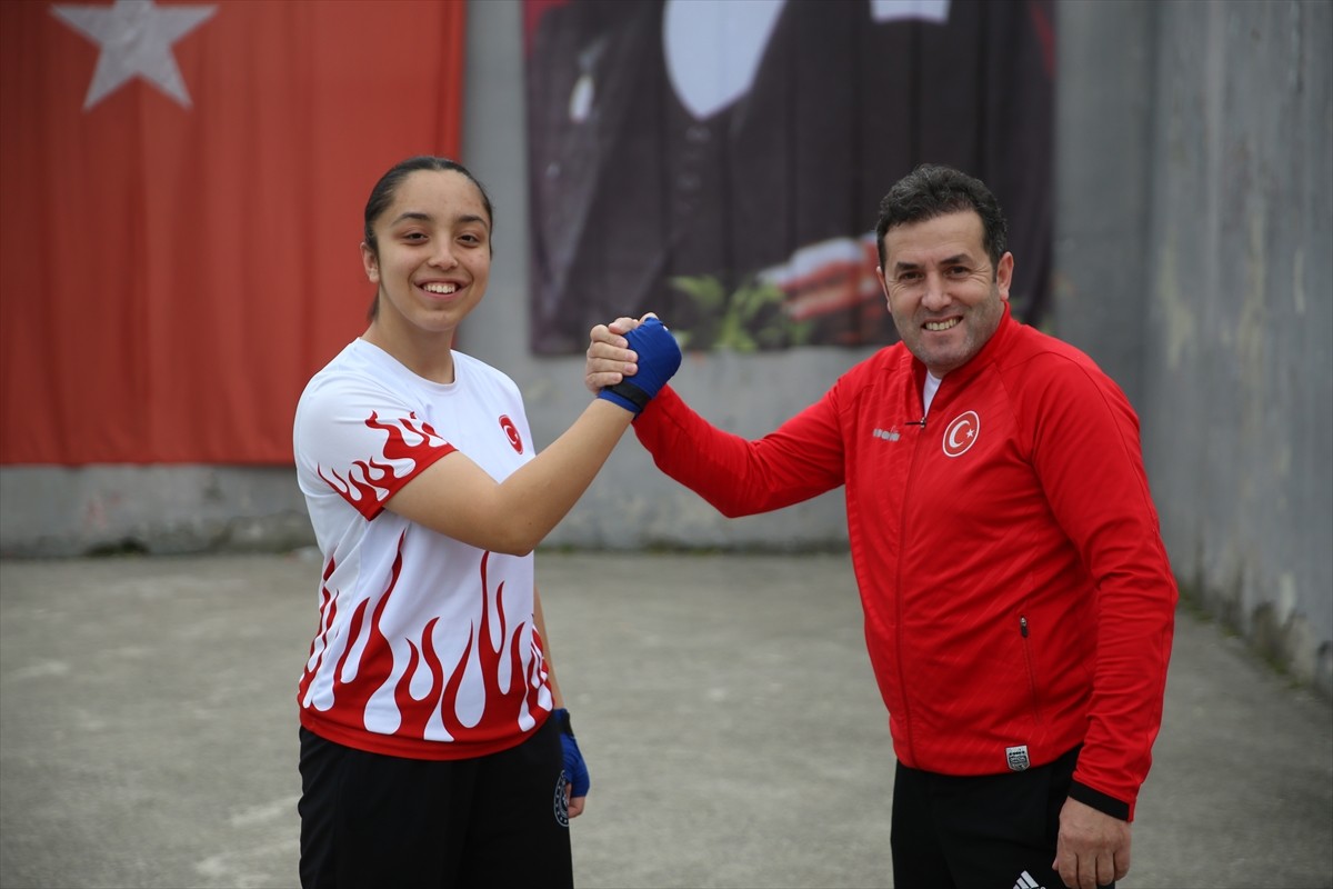 Ordulu milli boksör Sudenaz Dokgöz (solda), daha önce minikler ve yıldızlar kategorilerinde elde...