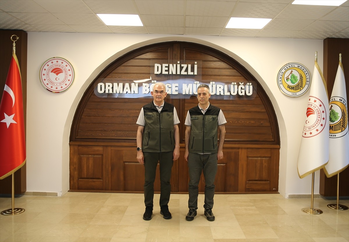 Orman Genel Müdürü Bekir Karacabey (solda), Denizli Orman Bölge Müdürlüğü Toplantı Salonunda...