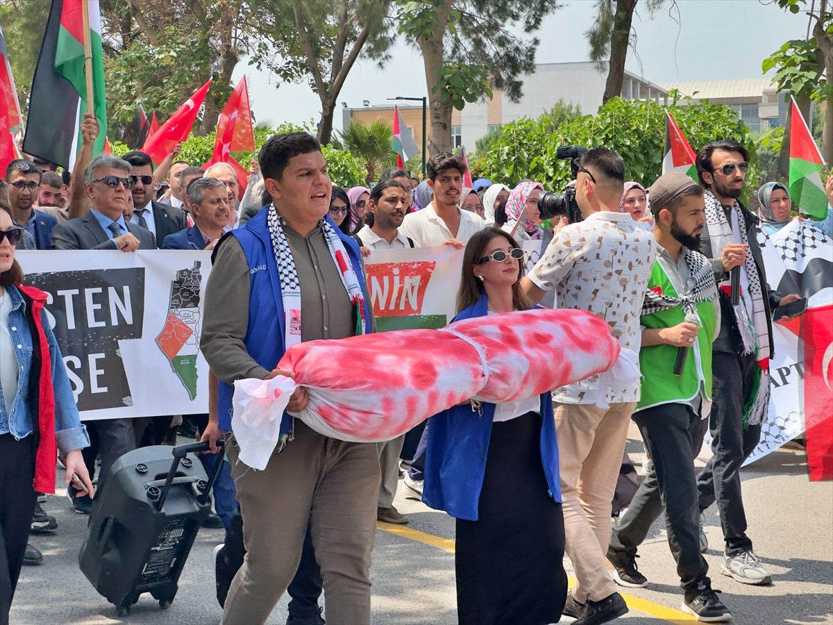 Osmaniye Korkut Ata Üniversitesi öğrencileri, İsrail'in Gazze'ye yönelik saldırılarını protesto...