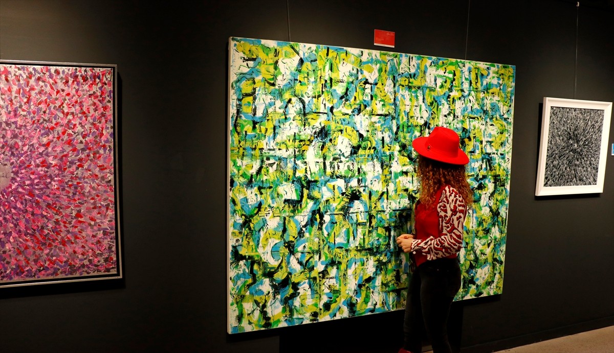 Prof. Dr. Uğur Batı küratörlüğünde ve ressam Akın Ekici'nin sanat yönetiminde hazırlanan "Bir...