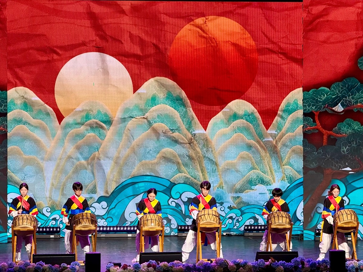 Resmi tatil olan 1 Mayıs, 120'den fazla etnik grubun yaşadığı ülkede, Halk Birliği Günü olarak...