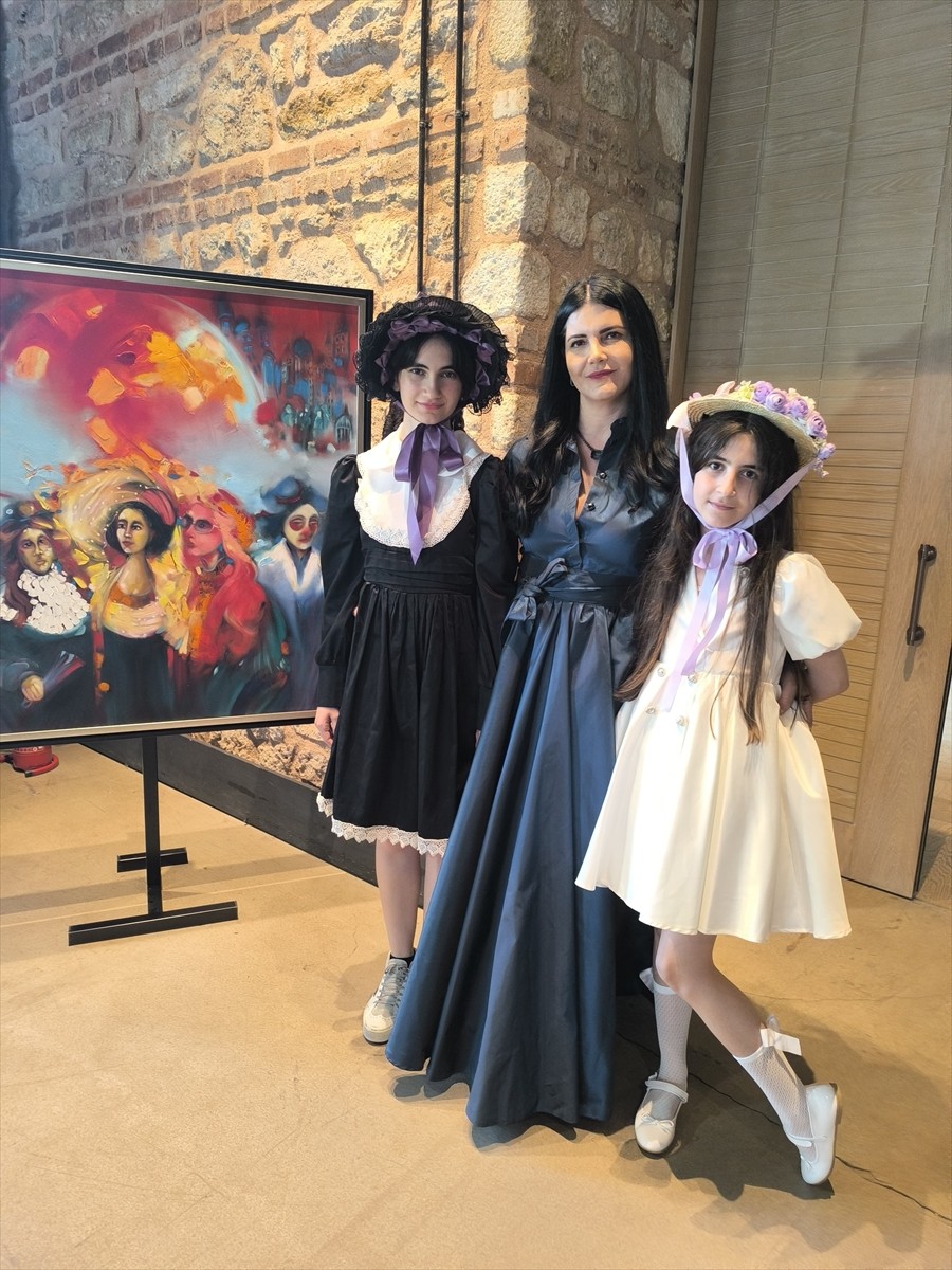 Ressam Sinem Kurt'un eserlerinin yer aldığı "Boyutlar Arası Yolculuk 'Toprak Ana-Kara'" Sergisi...