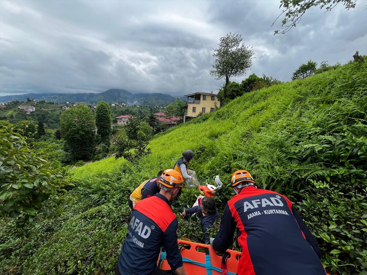 Rize'de çay bahçesinde ot temizlerken yamaçtan düşüp yaralanan kadın, tedavi altına alındı. İhbar...