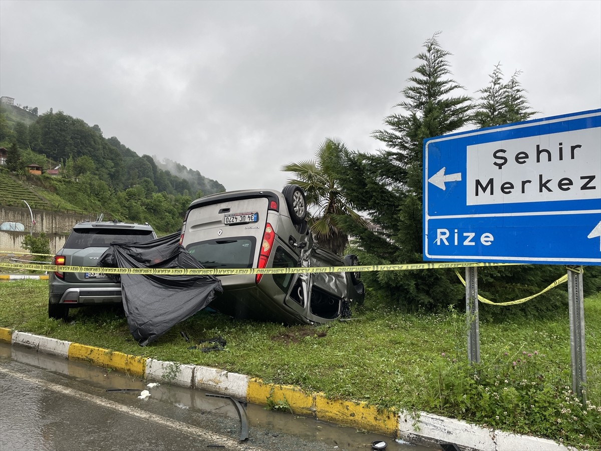 Rize'nin Güneysu ilçesinde hafif ticari araç ile cipin çarpışması sonucu 1 kişi öldü.