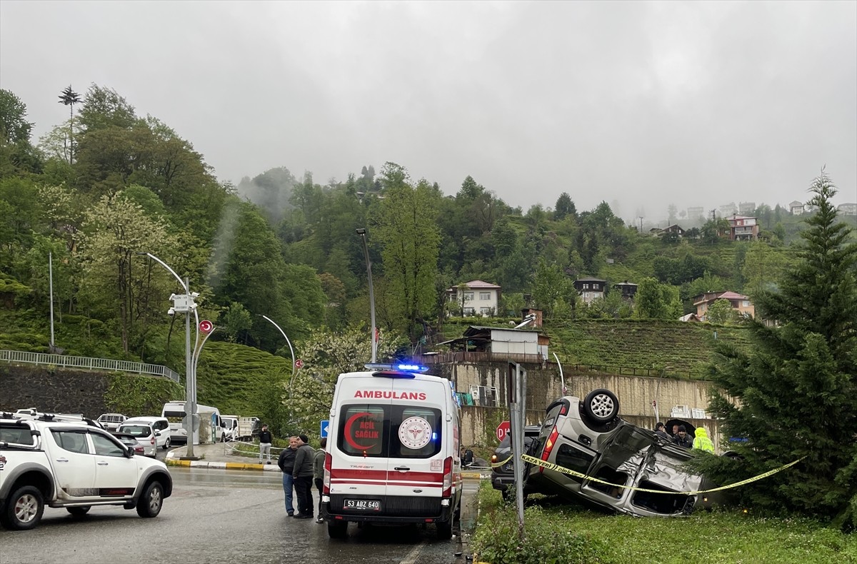 Rize'nin Güneysu ilçesinde hafif ticari araç ile cipin çarpışması sonucu 1 kişi öldü.