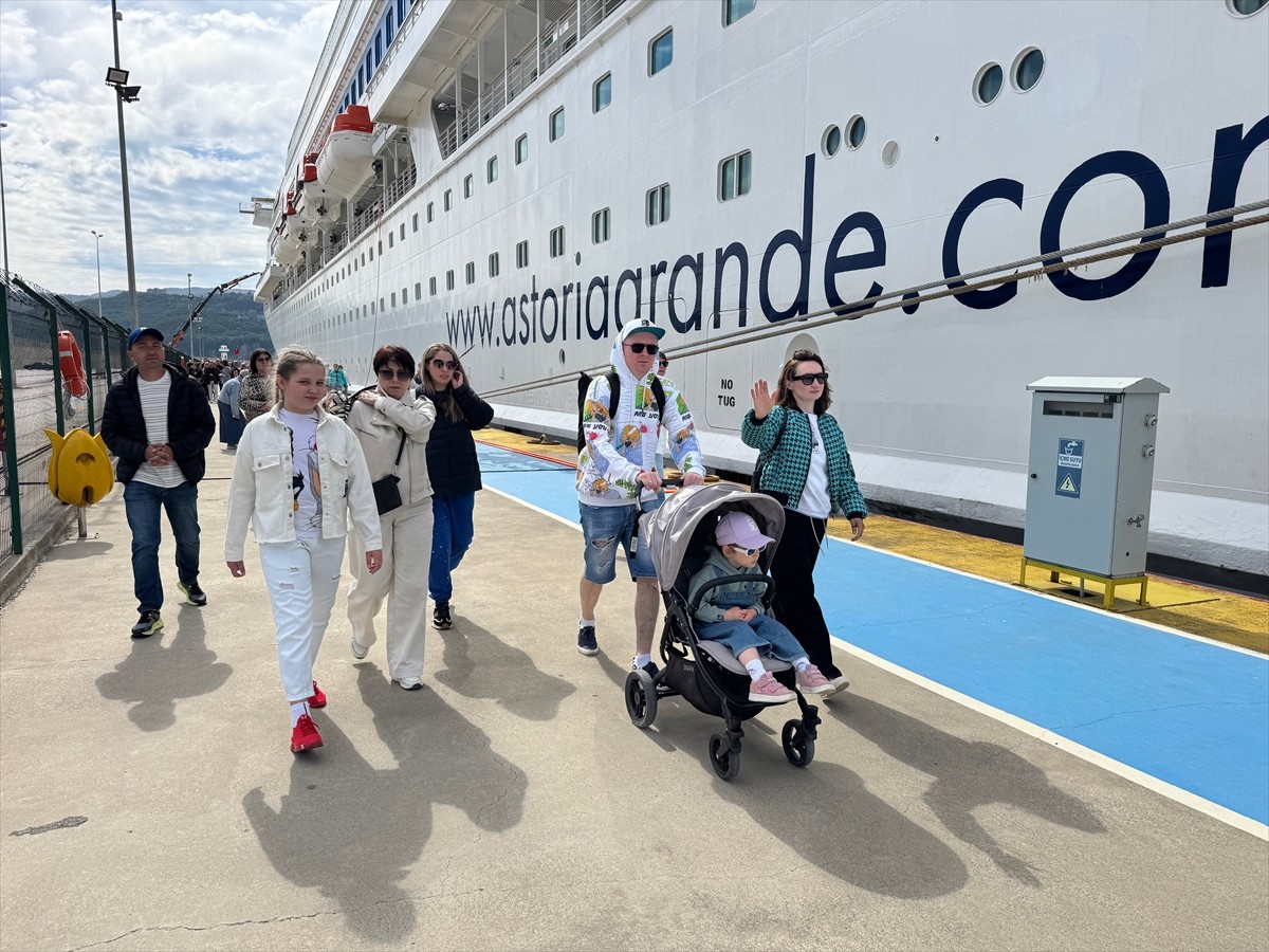 Rusya'nın Soçi kentinden hareket eden "Astoria Grande" adlı kruvaziyer, Amasra Limanı'na...