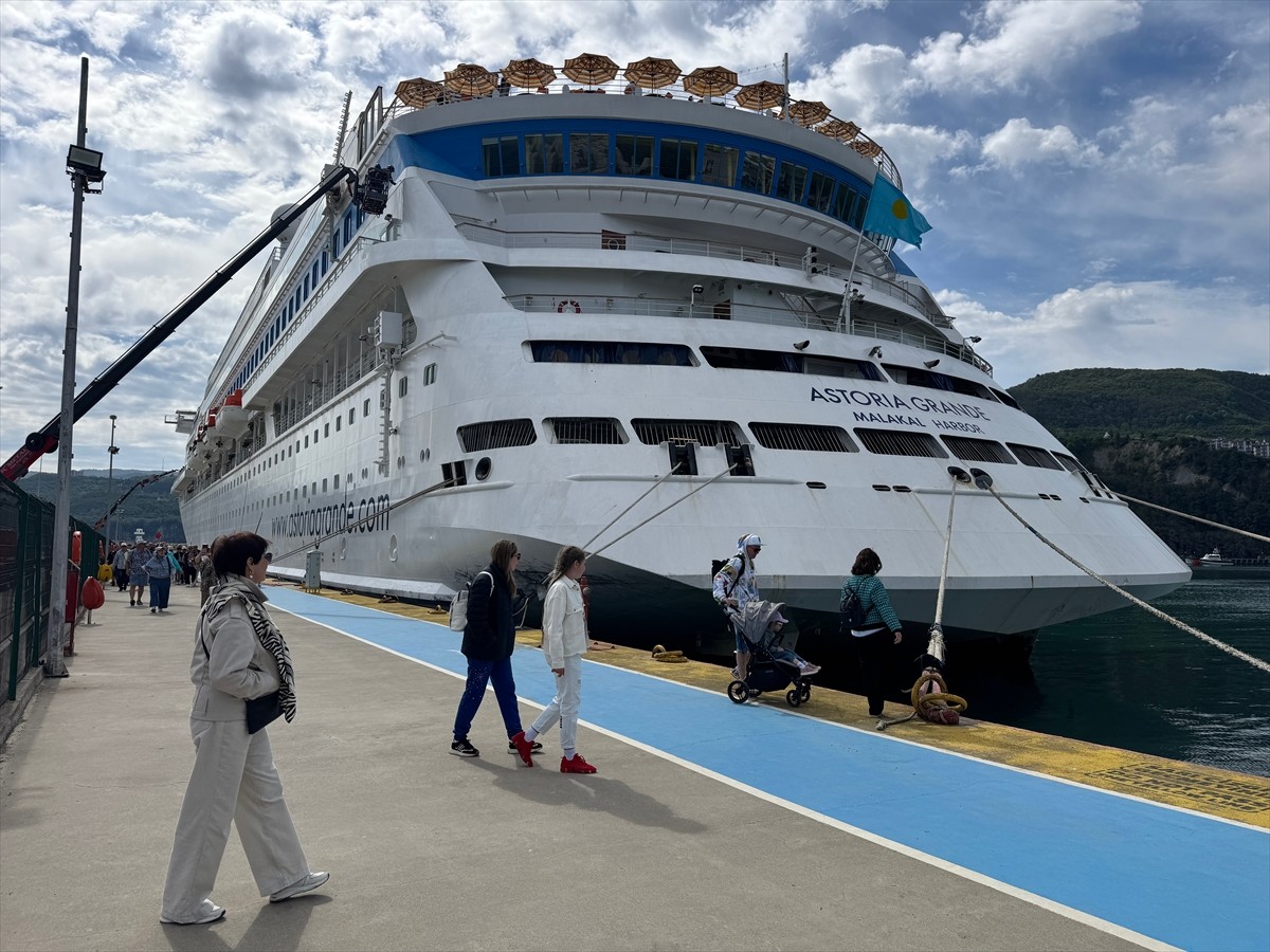Rusya'nın Soçi kentinden hareket eden "Astoria Grande" adlı kruvaziyer, Amasra Limanı'na...