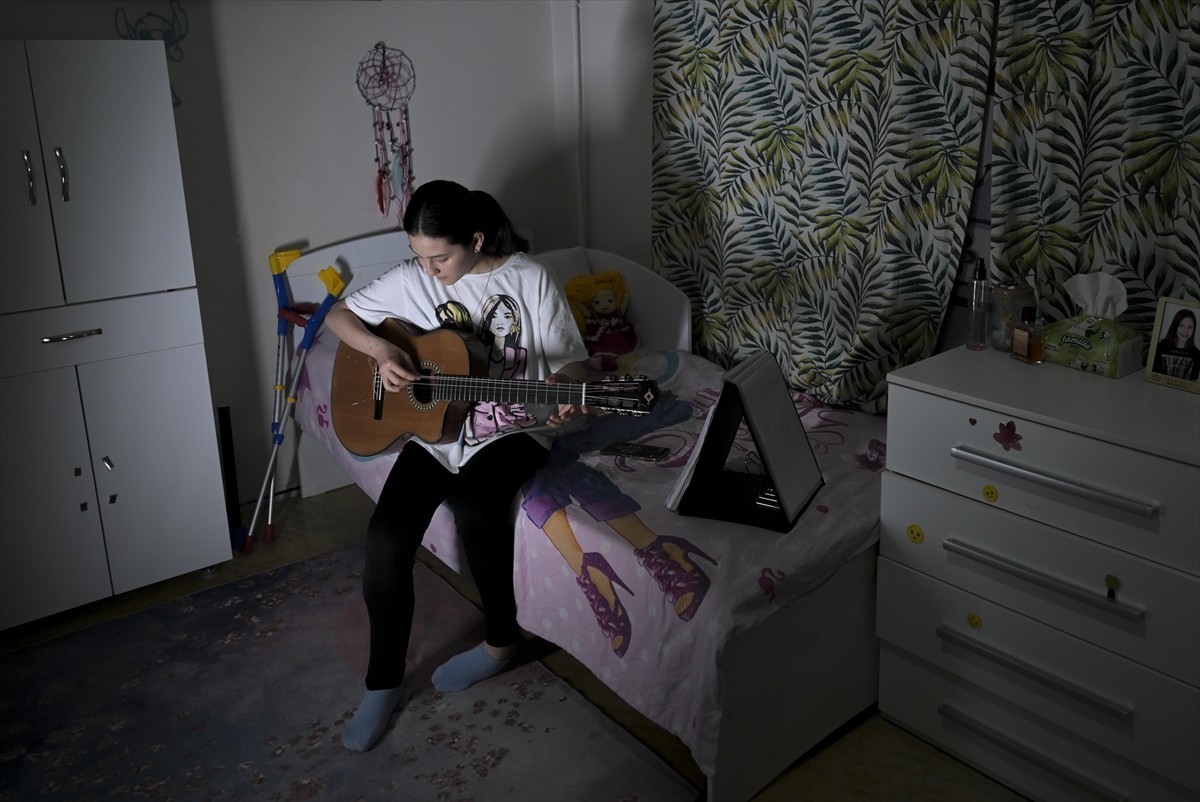 Sağ bacağındaki protezi 3 yıl önce çıkararak girdiği havuzlarda 72 madalya kazanan 13 yaşındaki...