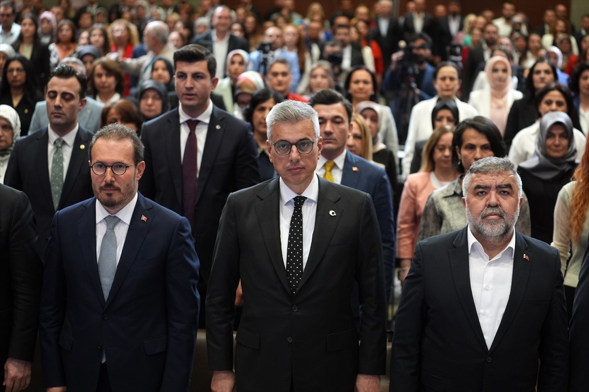 Sağlık Bakanı Kemal Memişoğlu (sağ 3), Sağlık Bakanlığı Bilkent Yerleşkesinde "Ebeler ve...