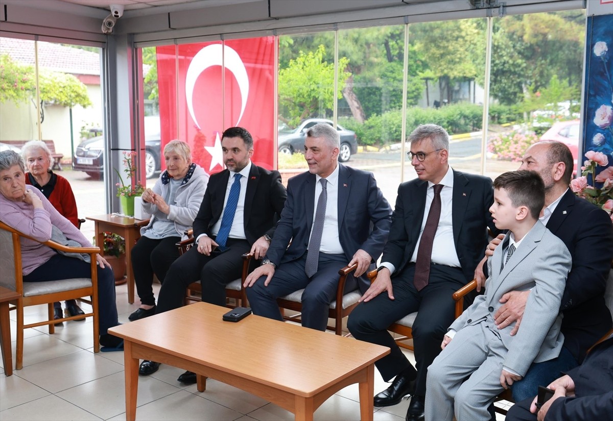 Sağlık Bakanı Kemal Memişoğlu (sağ 6) ile Ticaret Bakanı Ömer Bolat (sağ 8), Bahçelievler Huzurevi...