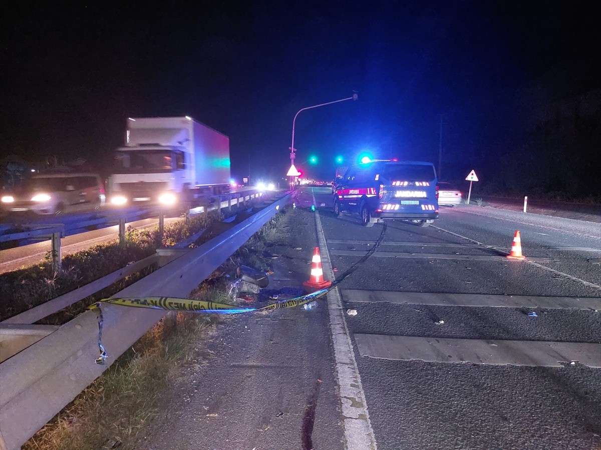 Sakarya'nın Erenler ilçesinde elektrikli bisiklet ile motosikletin çarpışması sonucu 1 kişi öldü...