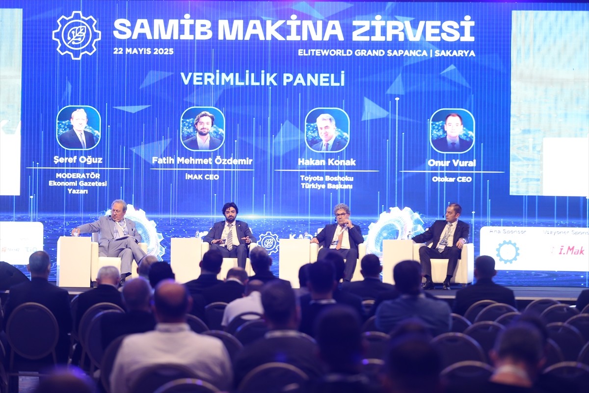 Sakarya Makina İmalatçıları Birliğince (SAMİB) düzenlenen "Makina Zirvesi"nde firma temsilcileri...