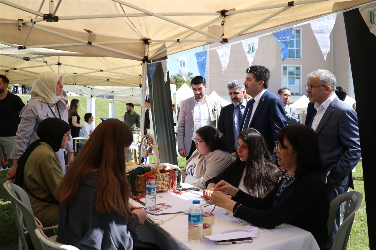 Sakarya Uygulamalı Bilimler Üniversitesi (SUBÜ) tarafından düzenlenen "SUBÜ Kariyer Zirvesi 2025"...