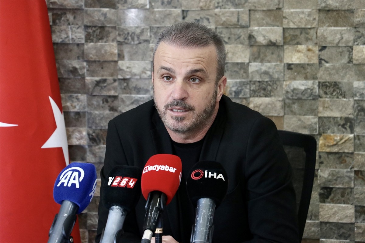 Sakaryaspor Kulübü Başkanı Cumhur Genç, Rüstemler Tesisleri'nde basın mensuplarıyla bir araya...