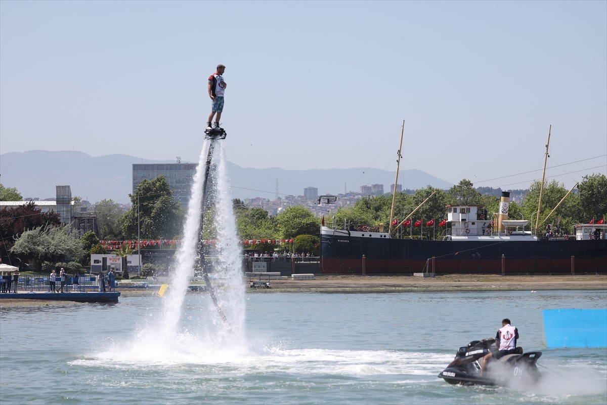 Samsun'da düzenlenen 'Uluslararası Su Sporları Festivali' başladı. Festival kapsamında flyboard...