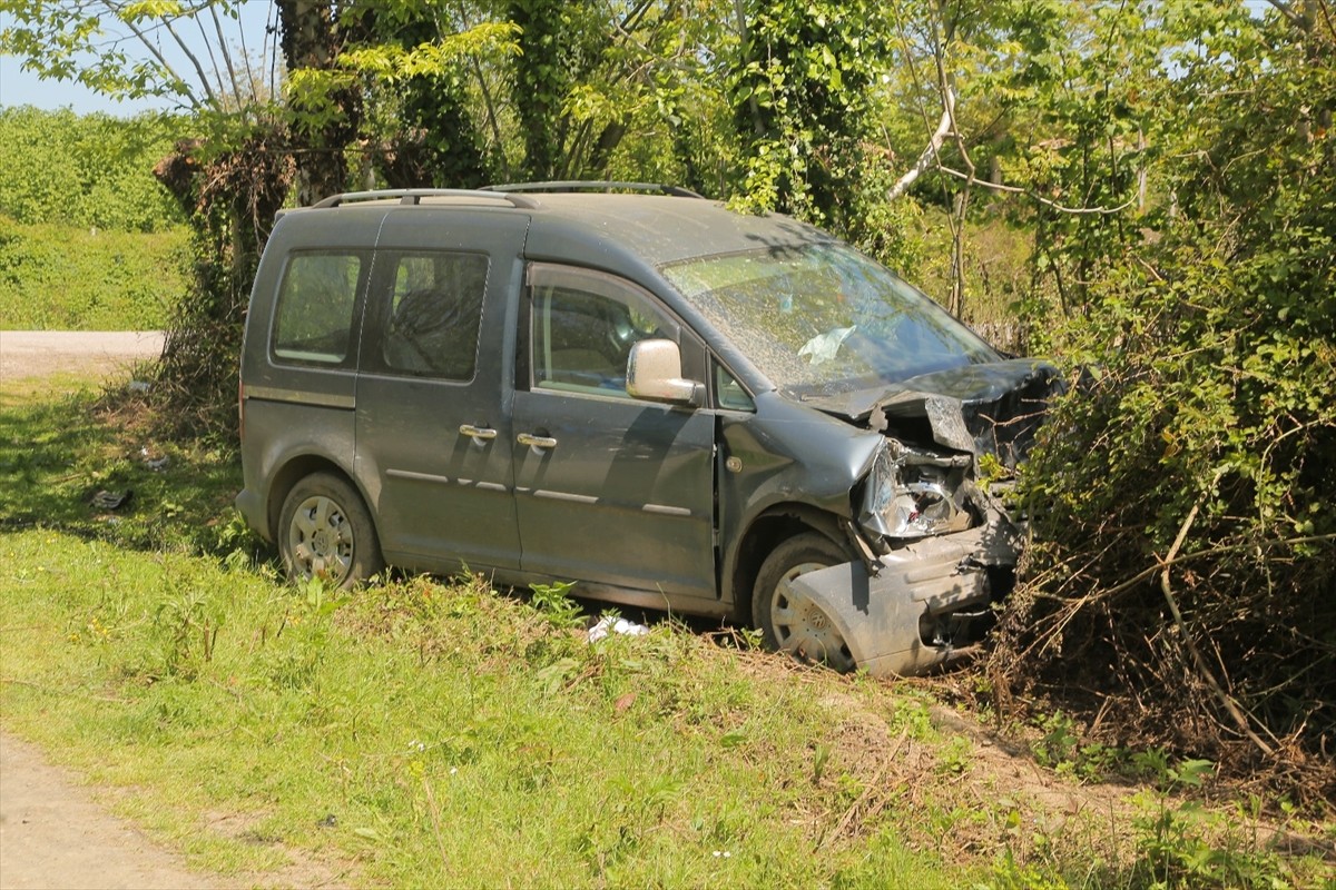 Samsun'un Çarşamba ilçesinde uygulama yapan jandarma ekiplerinin park halindeki aracına çarpan...