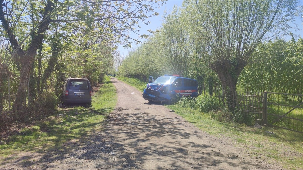 Samsun'un Çarşamba ilçesinde uygulama yapan jandarma ekiplerinin park halindeki aracına çarpan...