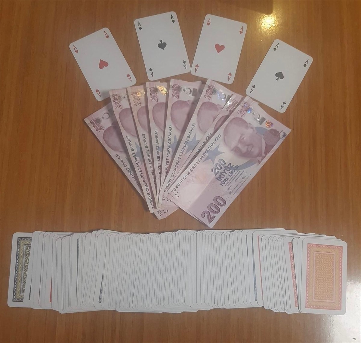 Samsun'un İlkadım ilçesinde düzenlenen operasyonda, kumar oynayan 13 kişiye 120 bin 211 lira ceza...