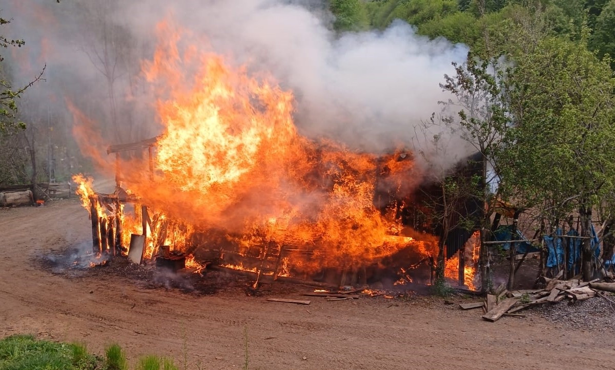 Samsun'un Salıpazarı ilçesinde yangın çıkan 2 katlı ahşap ev kullanılamaz hale geldi.