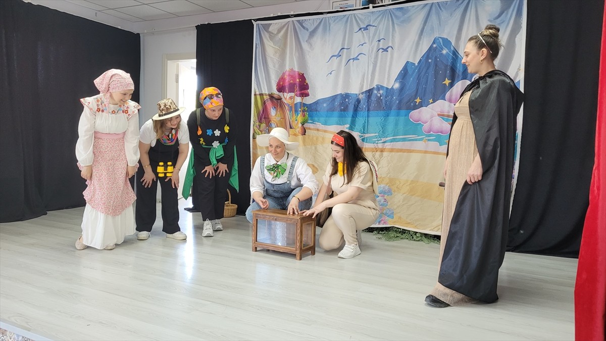 Samsun'un Tekkeköy ilçesinde bulunan Aşağıçinik Selma Ümit Sarıtaşlı İlkokulu öğrencilerinin...