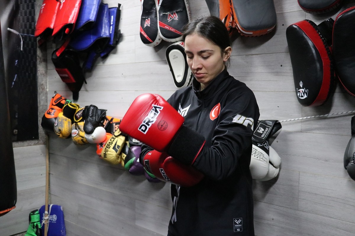 Samsun’da yaşayan 15 yaşındaki Bengisu Karakoç, hem muaythai hem de boksta elde ettiği Türkiye...