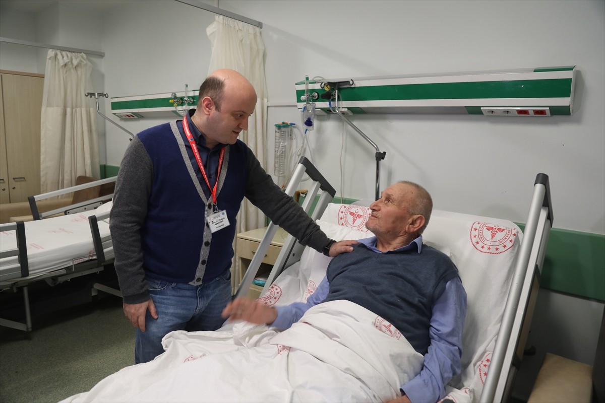 Samsun Eğitim ve Araştırma Hastanesi'nde, 4 yaprakçıklı aort kapağı bulunan 80 yaşındaki Muzaffer...