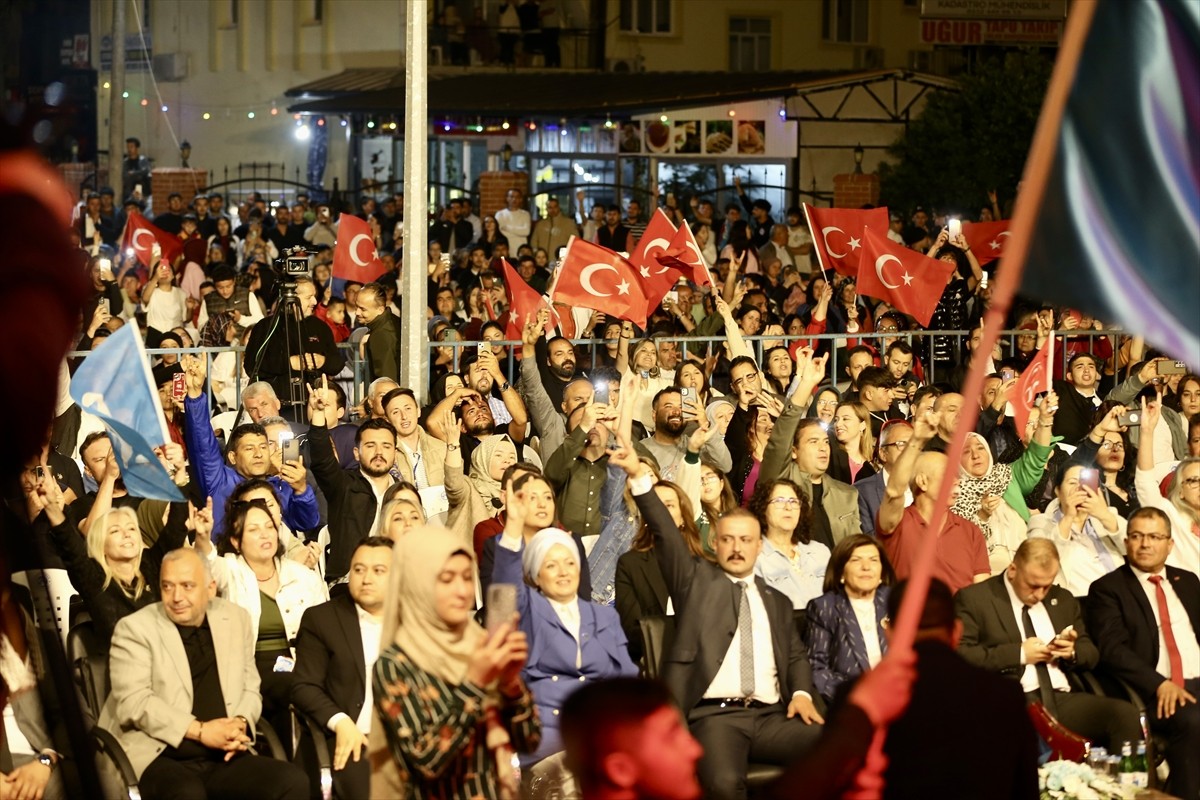 Sanatçı Ali Kınık, Muğla'nın Seydikemer ilçesinde sahne aldı. MHP Seydikemer İlçe Başkanlığınca...