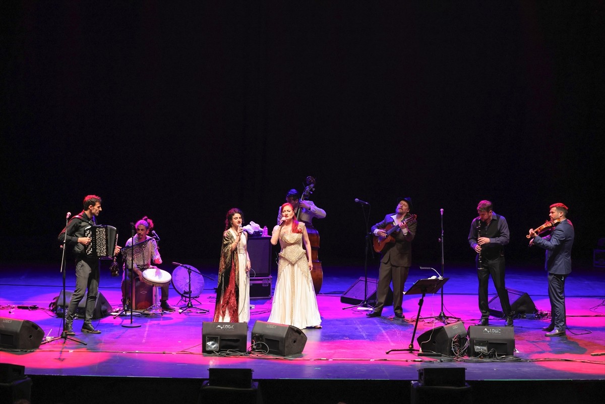 Sanatçı Candan Erçetin ile Balkan müziğinin temsilcisi dünyaca ünlü Barcelona Gipsy Balkan...