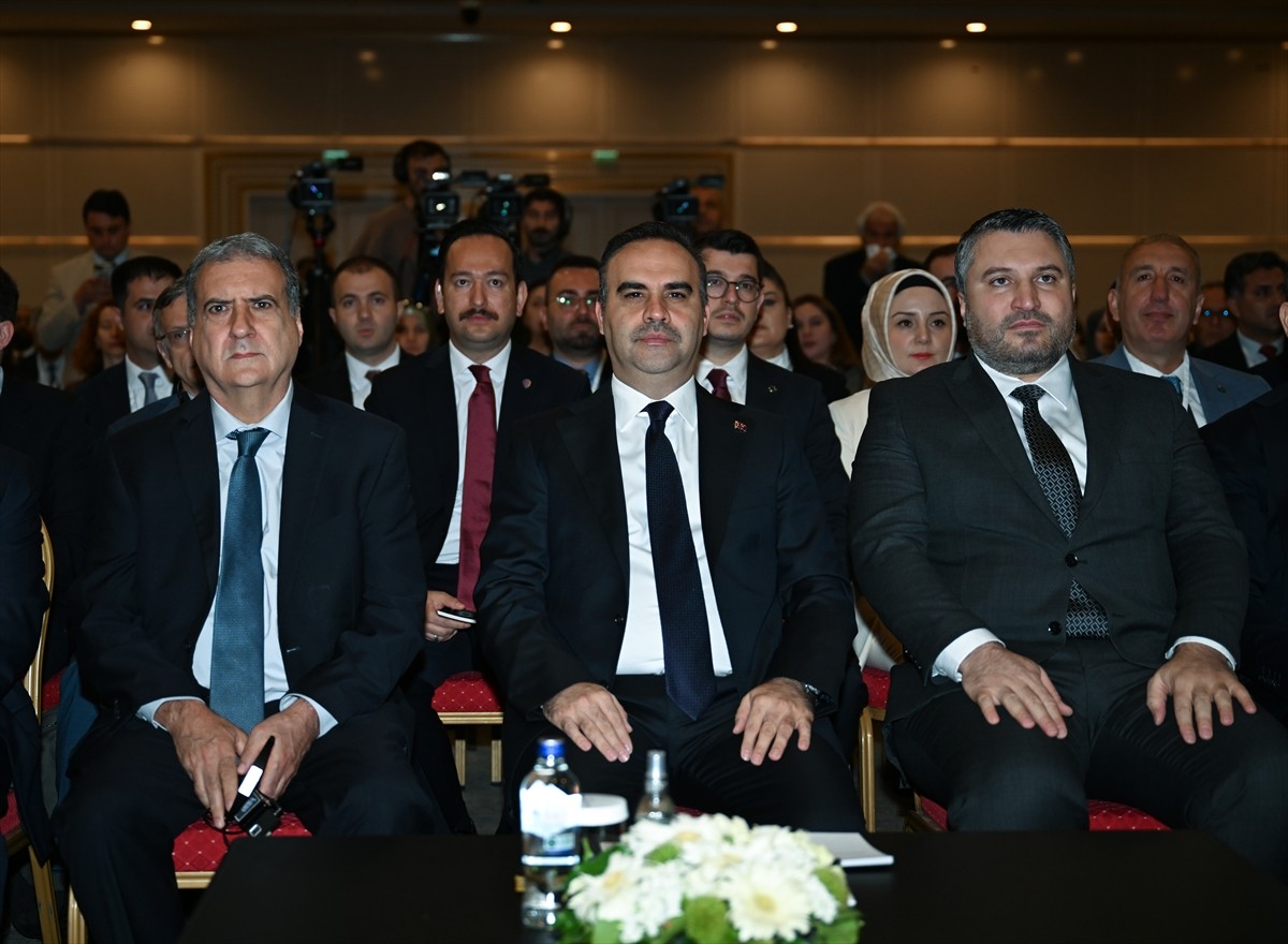 Sanayi ve Teknoloji Bakanı Mehmet Fatih Kacır (sol 4) ve Dünya Bankası Türkiye Ülke Direktörü...