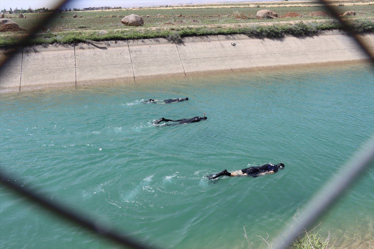 Şanlıurfa'nın Haliliye ilçesinde sulama kanalında akıntıya kapılan çocuk için arama çalışması...