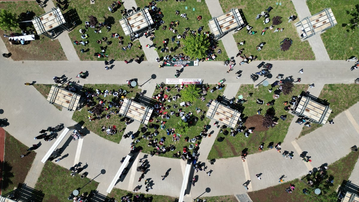 Şanlıurfa'nın Siverek ilçesinde kadın ve çocuklar, İsrail'in Gazze'ye yönelik saldırılarını...