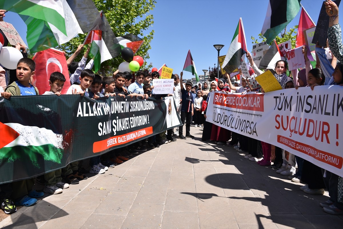 Şanlıurfa'nın Siverek ilçesinde kadın ve çocuklar, İsrail'in Gazze'ye yönelik saldırılarını...