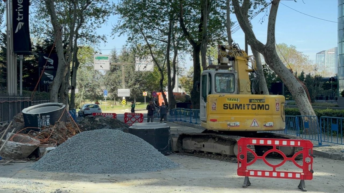 Sarıyer'de bir inşaatın istinat duvarının yıkılması sonucu çökme meydana gelen yolda, ekiplerin...