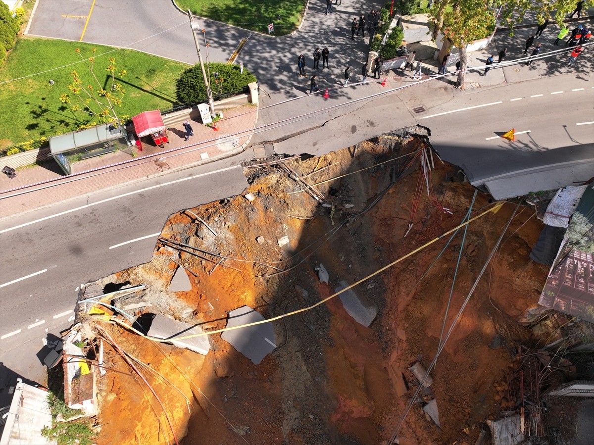 Sarıyer'de gece saatlerinde çökme meydana gelen Eski Büyükdere Caddesi trafiğe kapatıldı.