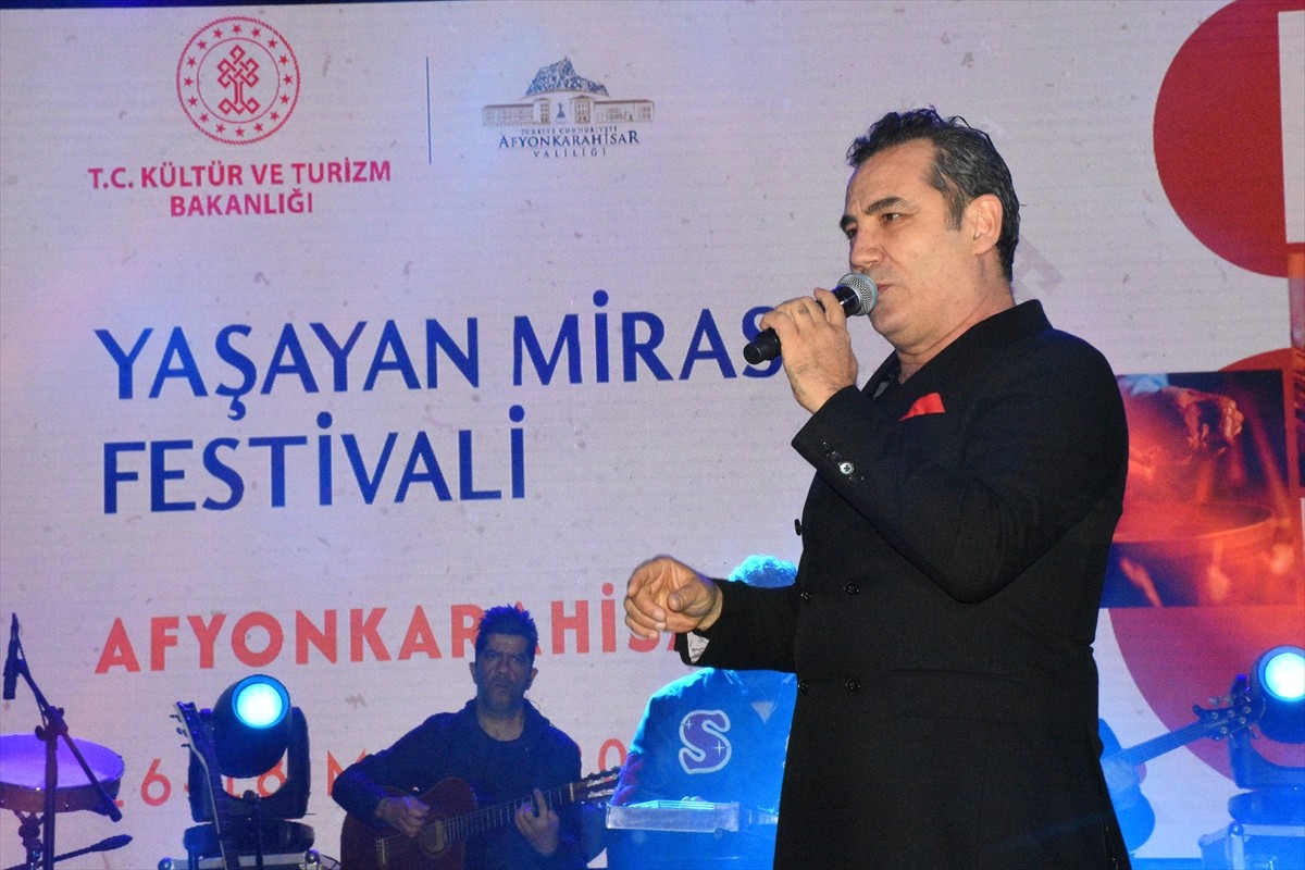 Şarkıcı Ferhat Göçer, "Afyonkarahisar Yaşayan Miras Festivali" kapsamında kentin İhsaniye...