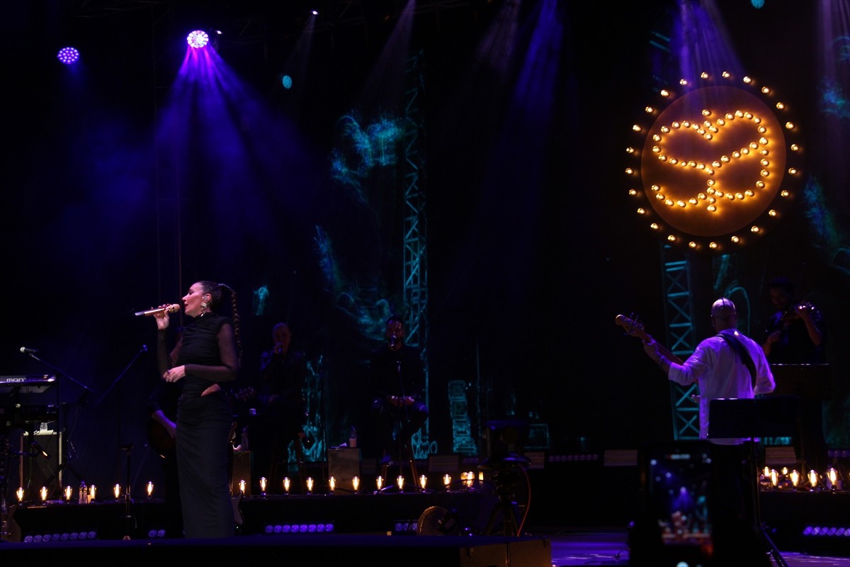 Şarkıcı ve şarkı yazarı Sıla, Antalya'da Konyaaltı Sahili Beach Park'ta sahne aldı.