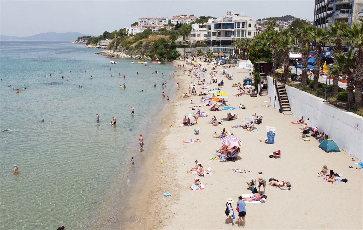 Sıcak havayı ve hafta sonu tatilini fırsat bilen denizseverler, Aydın'ın Kuşadası ve Didim...