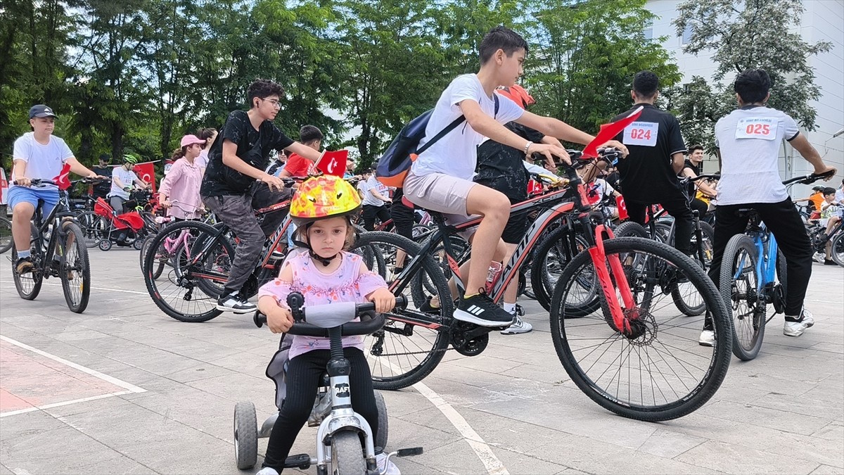 Siirt'te "Sağlık için Hareket Et Günü" kapsamında bisiklet turu düzenlendi. Saat kulesi önünde...