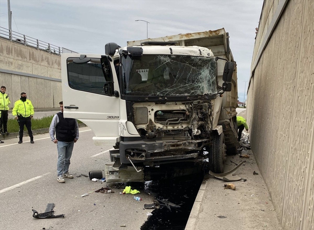 Sinop'ta kamyonun duvara çarptığı kazada bir kişi yaralandı.