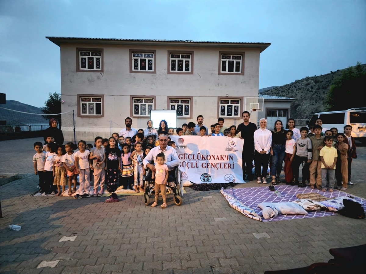 Şırnak'ın Güçlükonak ilçesinde ilkokul ve ortaokul öğrencisi 95 çocuk, açık hava sinema...