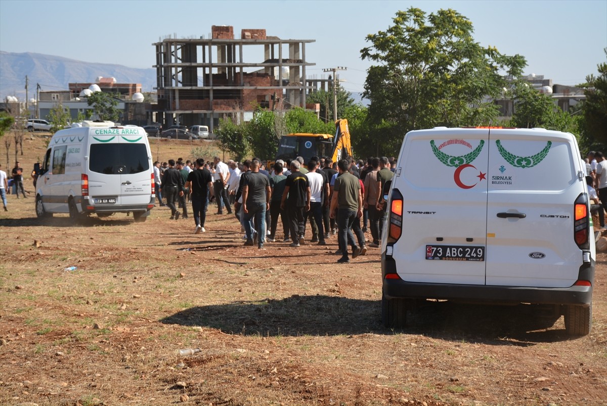  Şırnak’ta hafif ticari aracın şarampole devrildiği kazada aynı aileden 3 kişi hayatını kaybetti...