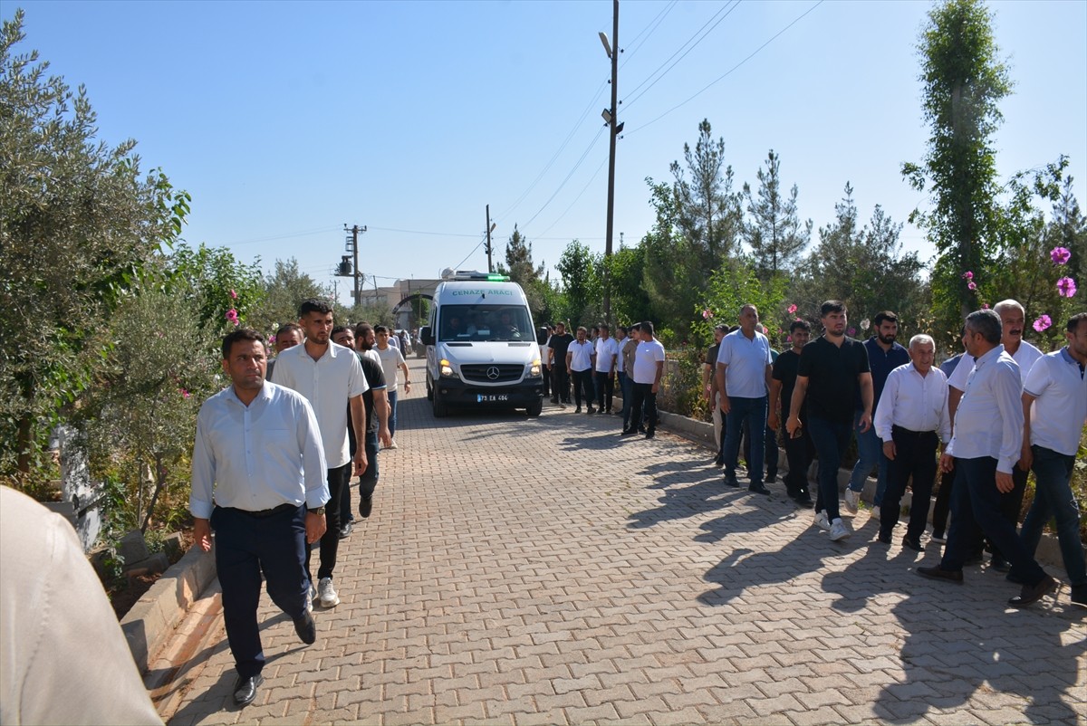  Şırnak’ta hafif ticari aracın şarampole devrildiği kazada aynı aileden 3 kişi hayatını kaybetti...