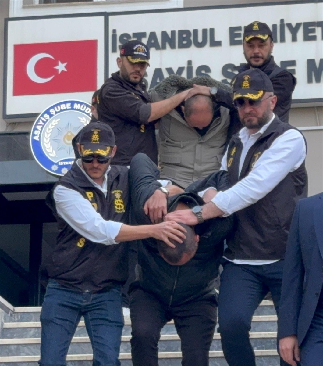 Şişli'de bir kadının, eski eşi ve bir arkadaşı tarafından zorla araca bindirilmek istendiği sırada...