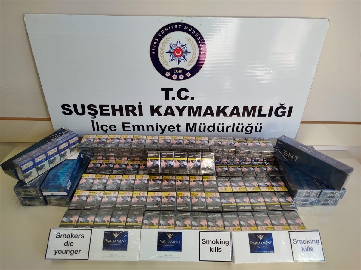 Sivas'ın Suşehri ilçesinde bir tırda asfalt çuvalları arasına gizlenen 7 düzensiz göçmen...