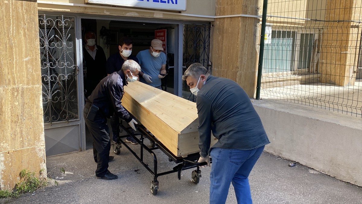 Sivas'ın Yıldızeli ilçesinde Kırım Kongo Kanamalı Ateşi (KKKA) hastalığı şüphesiyle tedavi gören...