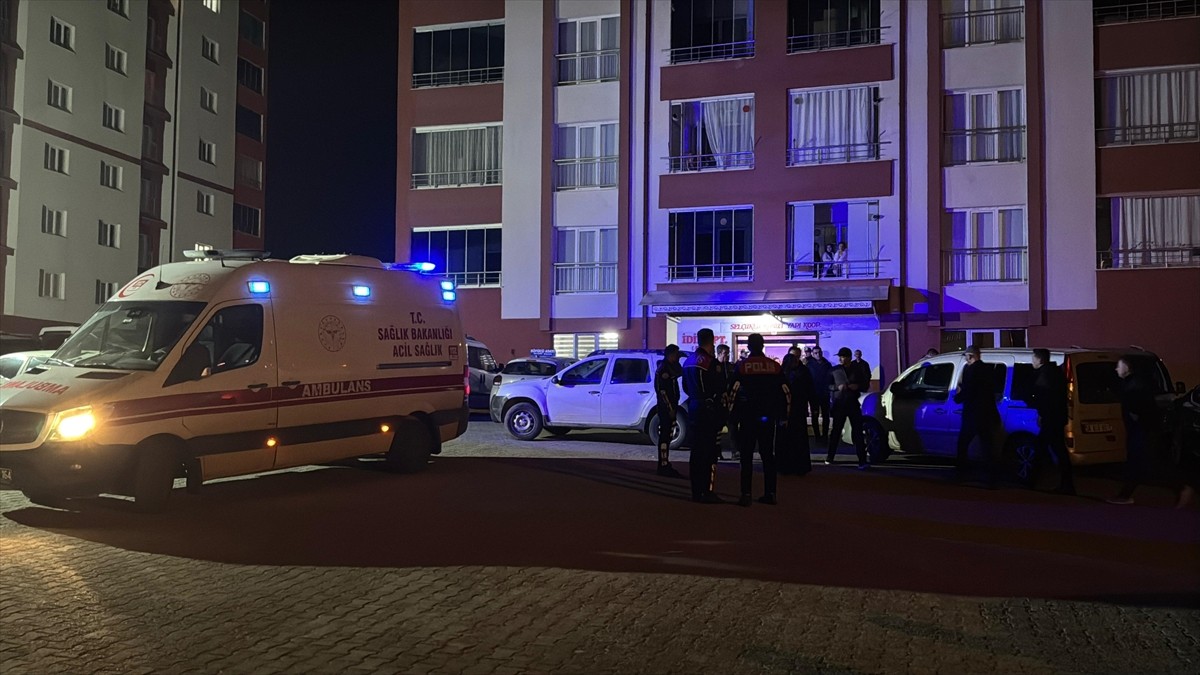 Sivas'ta iki kardeş evlerinde ölü bulundu. İhbar üzerine olay yerine sağlık, polis ve itfaiye...