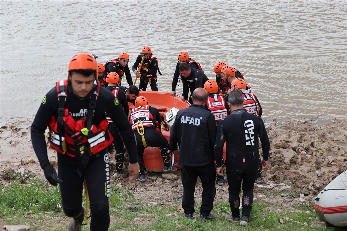 Sivas'ta İl Afet ve Acil Durum Müdürlüğü (AFAD) ekiplerinin Türkiye'nin en uzun nehri...
